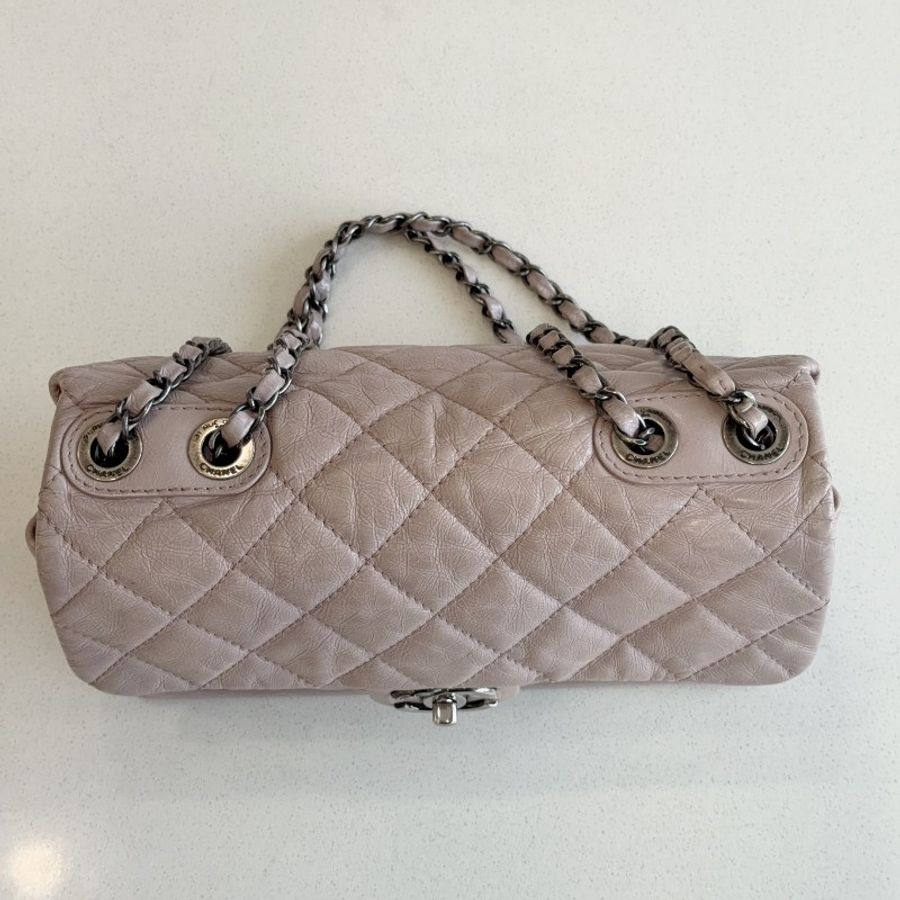 Chanel 香芋紫單肩斜背包 銀扣 底面大logo設計-1
