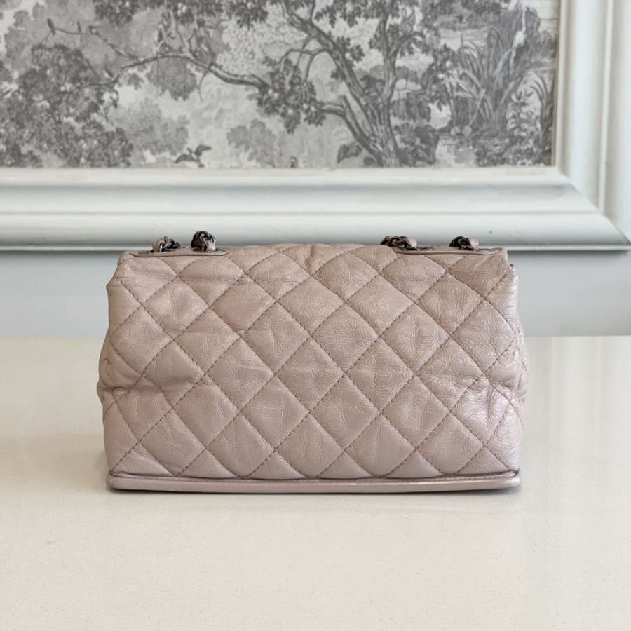 Chanel 香芋紫單肩斜背包 銀扣 底面大logo設計-2