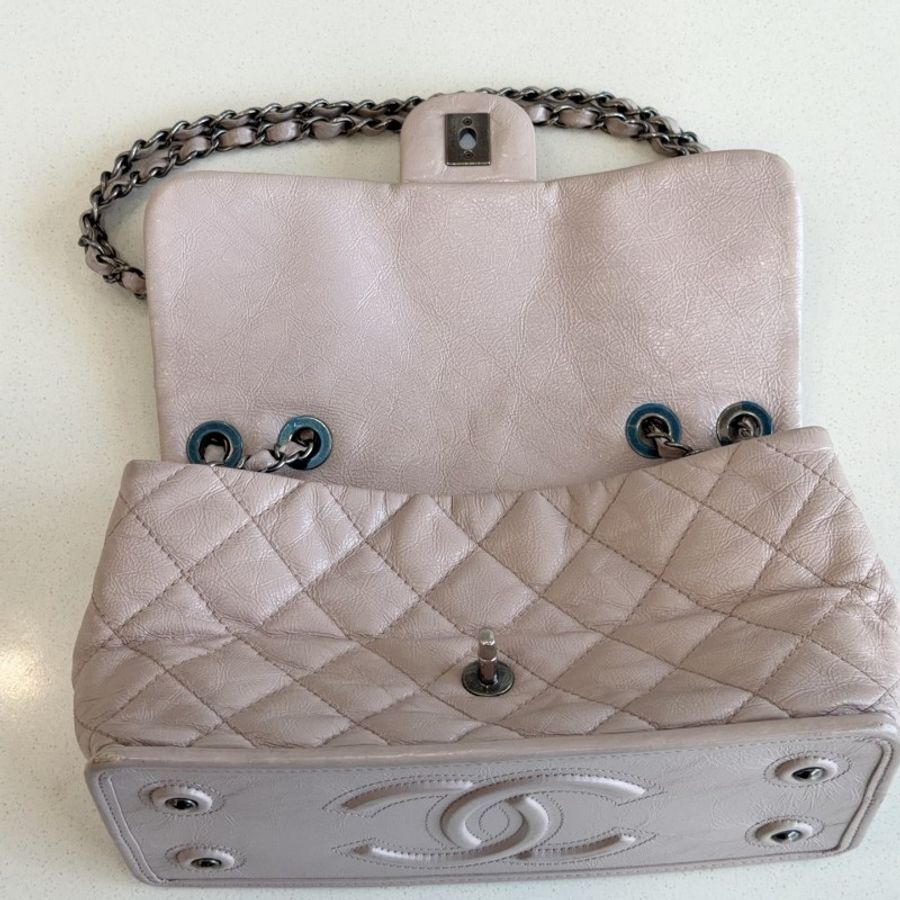 Chanel 香芋紫單肩斜背包 銀扣 底面大logo設計-6