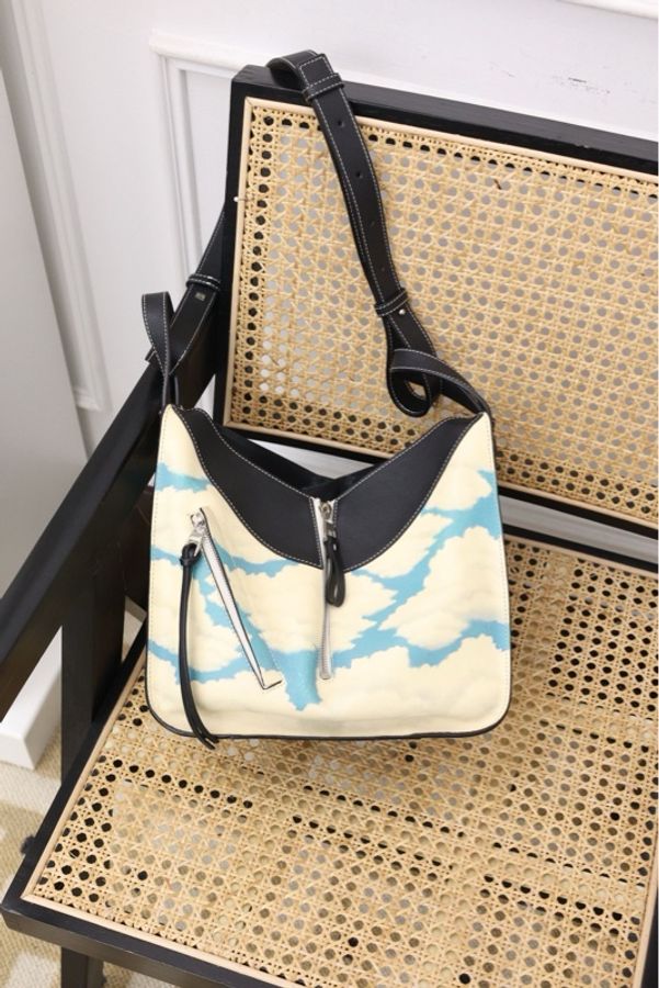 Loewe蓝白云朵图案单肩包-1