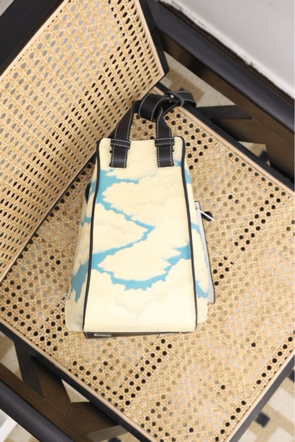 Loewe蓝白云朵图案单肩包-4