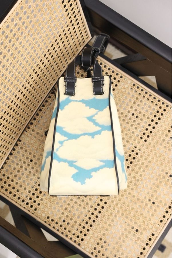 Loewe蓝白云朵图案单肩包-5