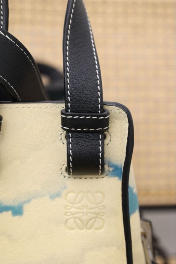 Loewe蓝白云朵图案单肩包-20