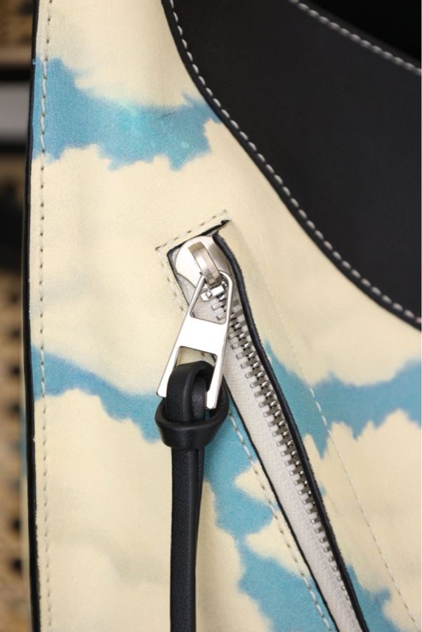 Loewe蓝白云朵图案单肩包-29