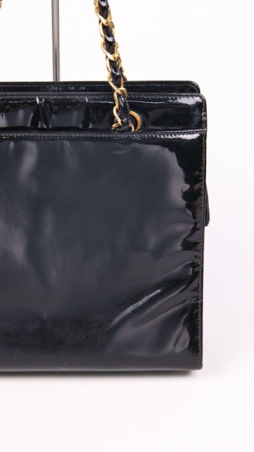 Chanel 5开黑金漆皮书包扣皮穿链单肩包-4