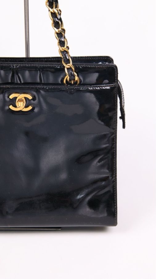 Chanel 5开黑金漆皮书包扣皮穿链单肩包-9
