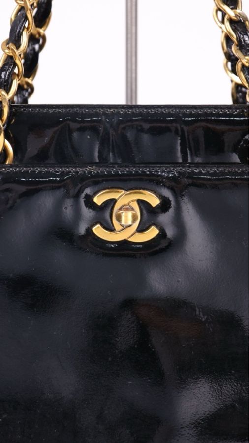 Chanel 5开黑金漆皮书包扣皮穿链单肩包-17
