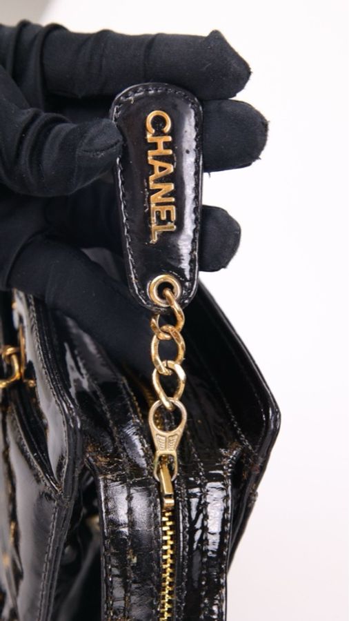 Chanel 5开黑金漆皮书包扣皮穿链单肩包-26
