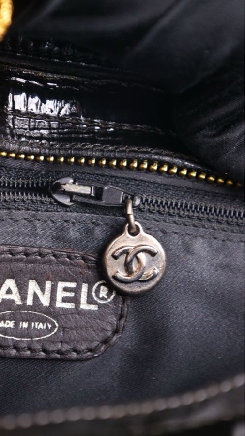 Chanel 5开黑金漆皮书包扣皮穿链单肩包-29