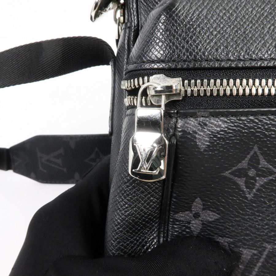 LOUIS VUITTON Monogram Eclipse/Taiga Outdoor Messenger銀扣肩背袋-6