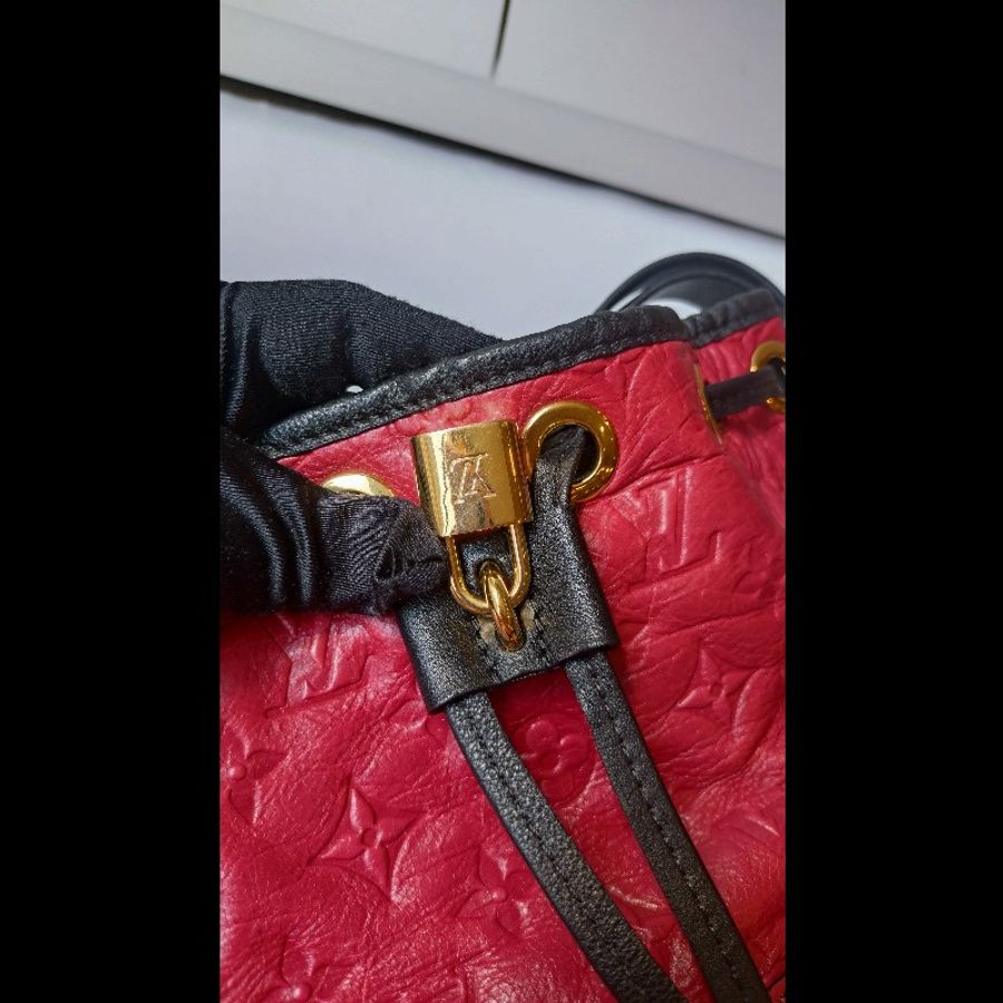 LV 走秀款紅皮壓紋金鍊帶束口水桶包中包-7