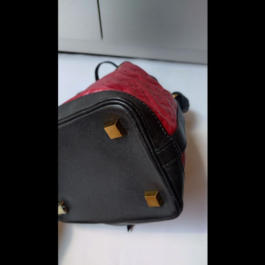 LV 走秀款紅皮壓紋金鍊帶束口水桶包中包-12