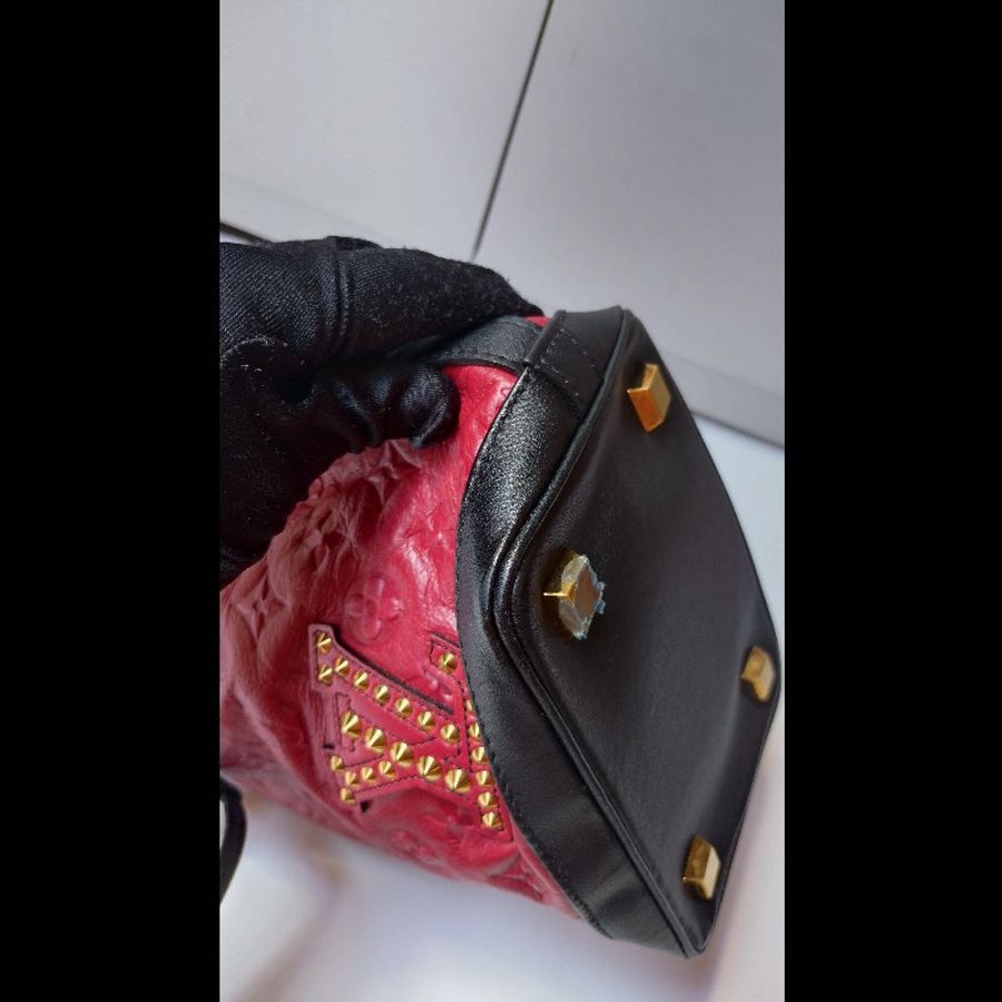 LV 走秀款紅皮壓紋金鍊帶束口水桶包中包-13