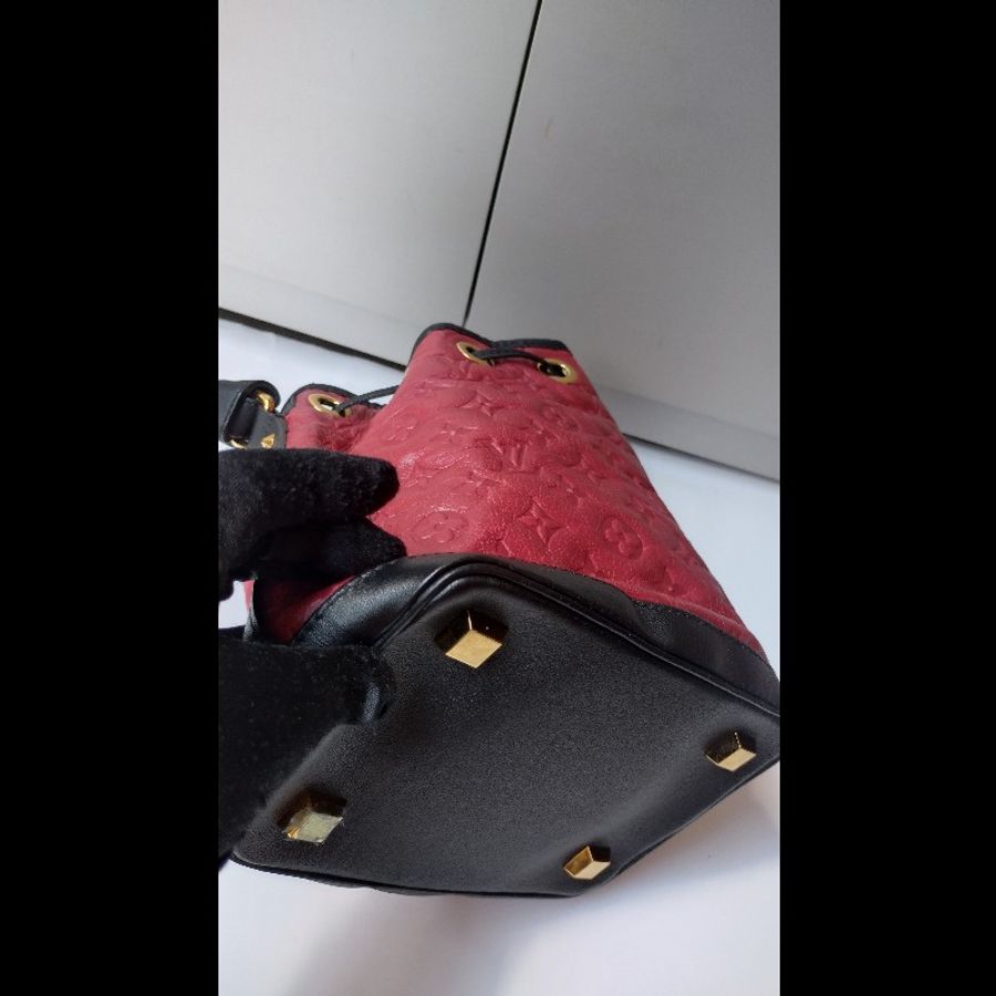 LV 走秀款紅皮壓紋金鍊帶束口水桶包中包-14