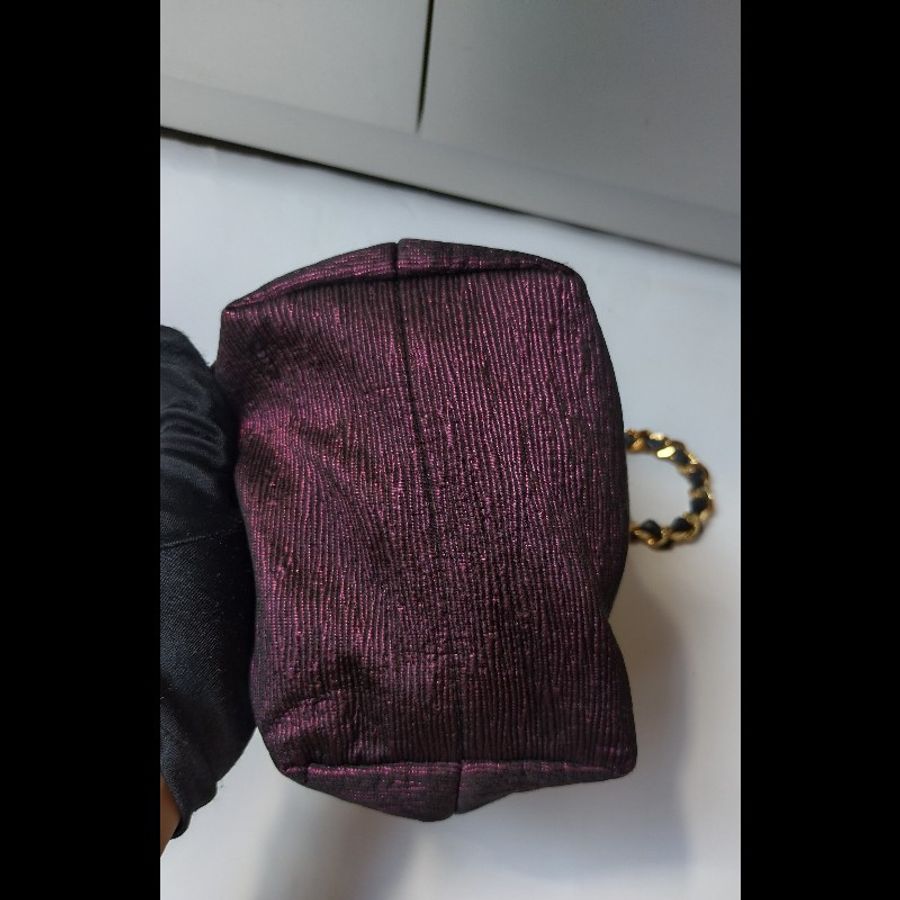 LV 走秀款紅皮壓紋金鍊帶束口水桶包中包-18