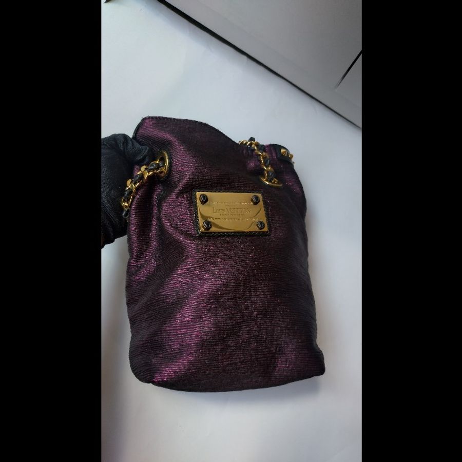 LV 走秀款紅皮壓紋金鍊帶束口水桶包中包-19