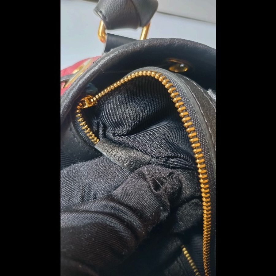 LV 走秀款紅皮壓紋金鍊帶束口水桶包中包-22