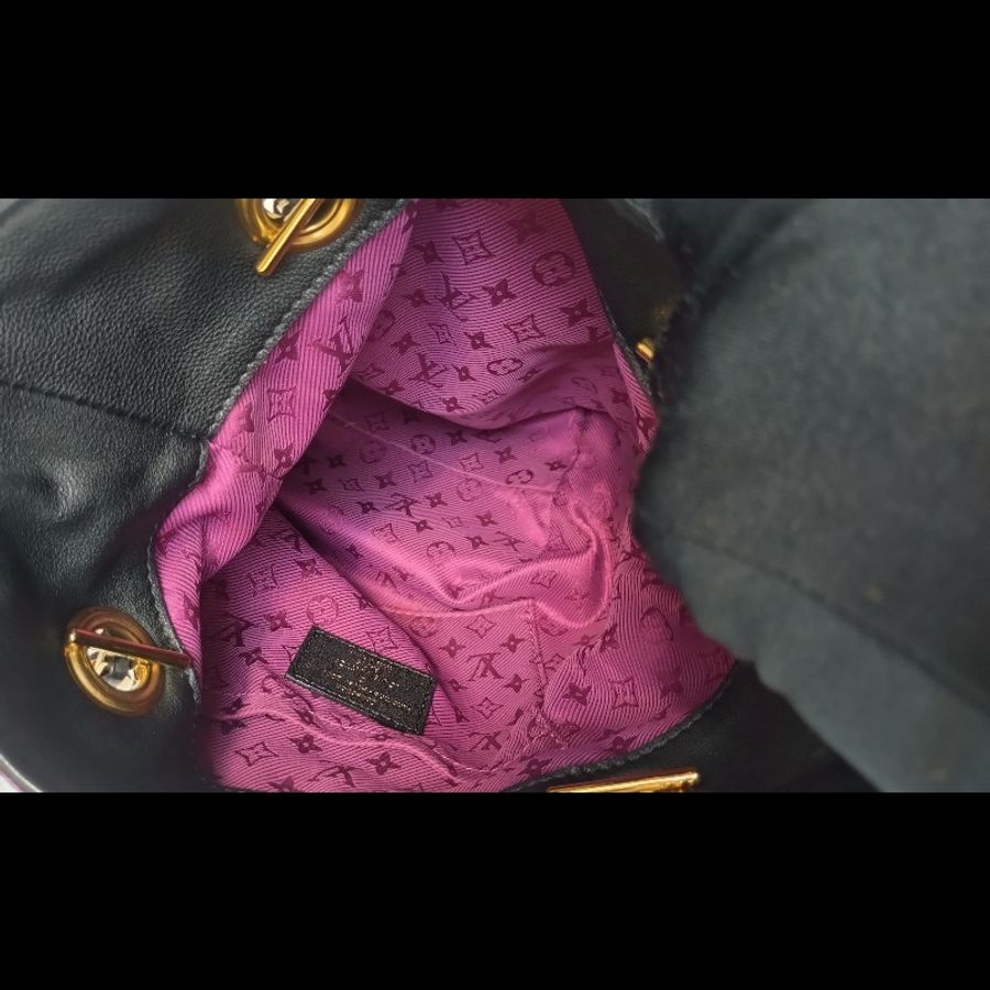 LV 走秀款紅皮壓紋金鍊帶束口水桶包中包-23