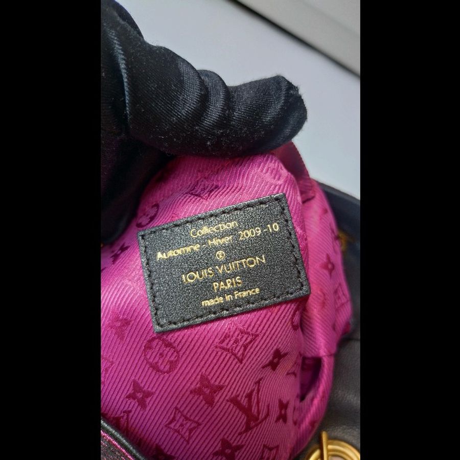 LV 走秀款紅皮壓紋金鍊帶束口水桶包中包-24