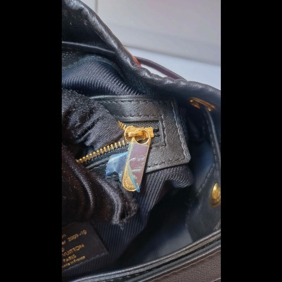 LV 走秀款紅皮壓紋金鍊帶束口水桶包中包-27