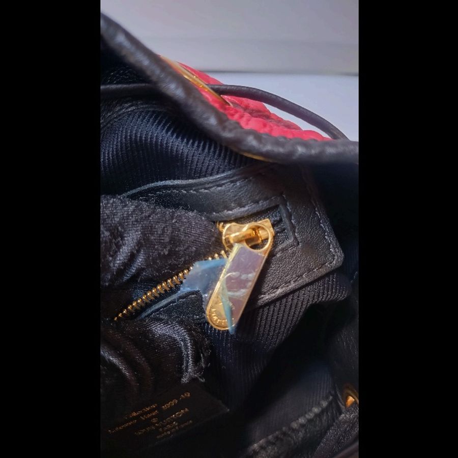 LV 走秀款紅皮壓紋金鍊帶束口水桶包中包-28