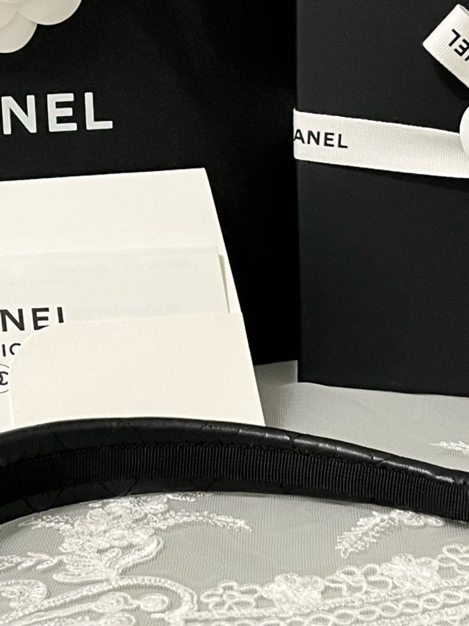 CHANEL 香奈兒《全新全配》經典黑色菱格紋羊皮髮箍|黑金雙C Logo|台灣專櫃正品|附購證-12