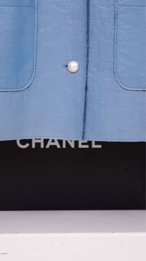 Chanel 13年春夏系列羊皮蓝色珍珠扣圆领四口袋皮衣外套-21