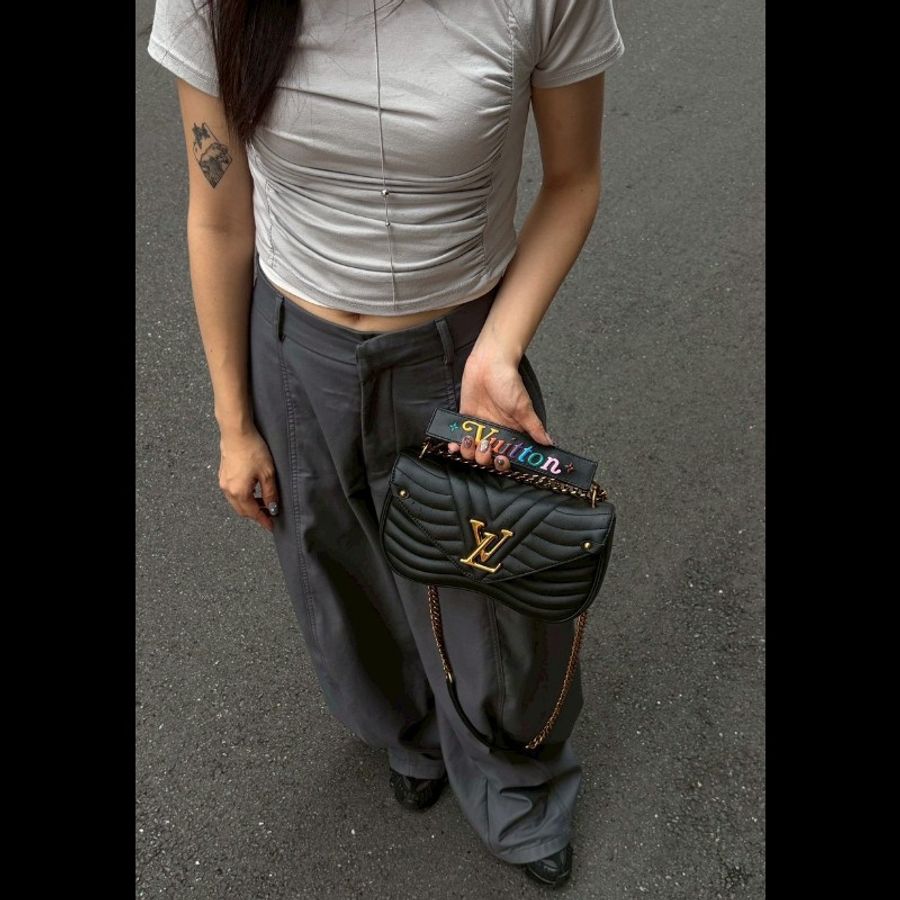 LV 彩色字母提把金鍊黑皮口蓋包-3