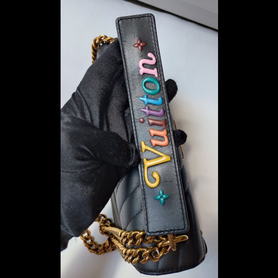 LV 彩色字母提把金鍊黑皮口蓋包-8