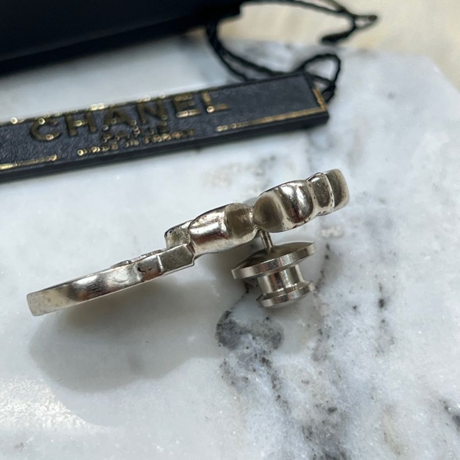 CHANEL 四葉草琺瑯盾牌胸針 IA693-2