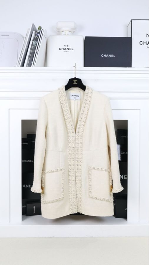 Chanel 17年大都会系列秀款Jennie同款白金滚边狮头扣两口袋外套-0