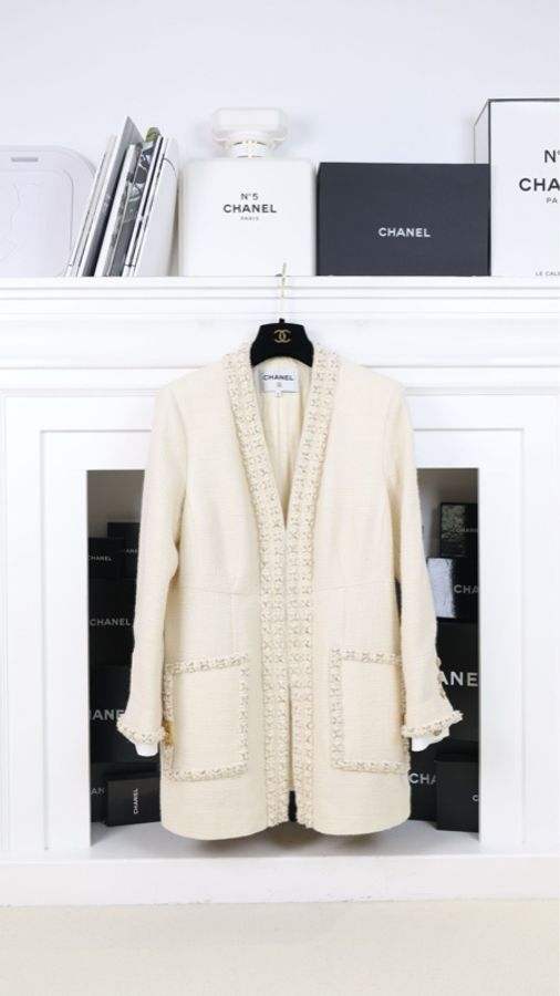 Chanel 17年大都会系列秀款Jennie同款白金滚边狮头扣两口袋外套-3