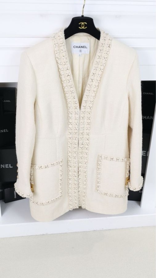 Chanel 17年大都会系列秀款Jennie同款白金滚边狮头扣两口袋外套-5