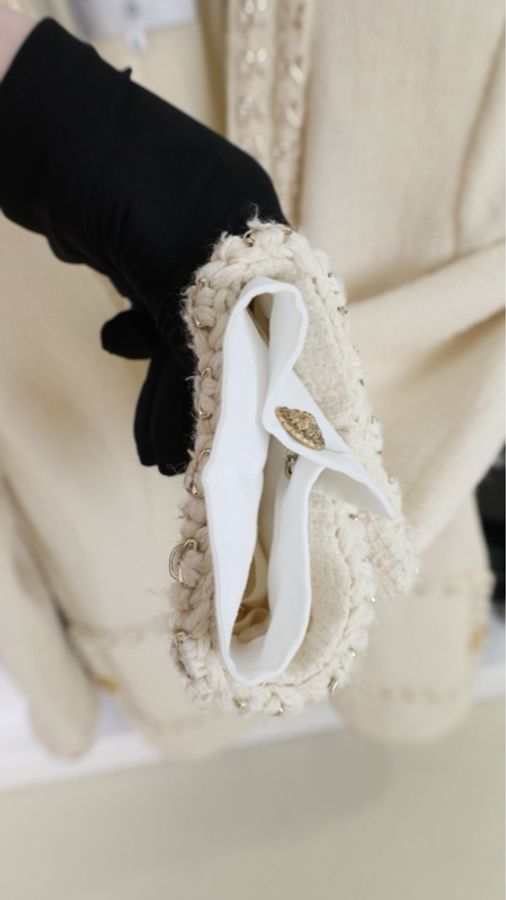Chanel 17年大都会系列秀款Jennie同款白金滚边狮头扣两口袋外套-8