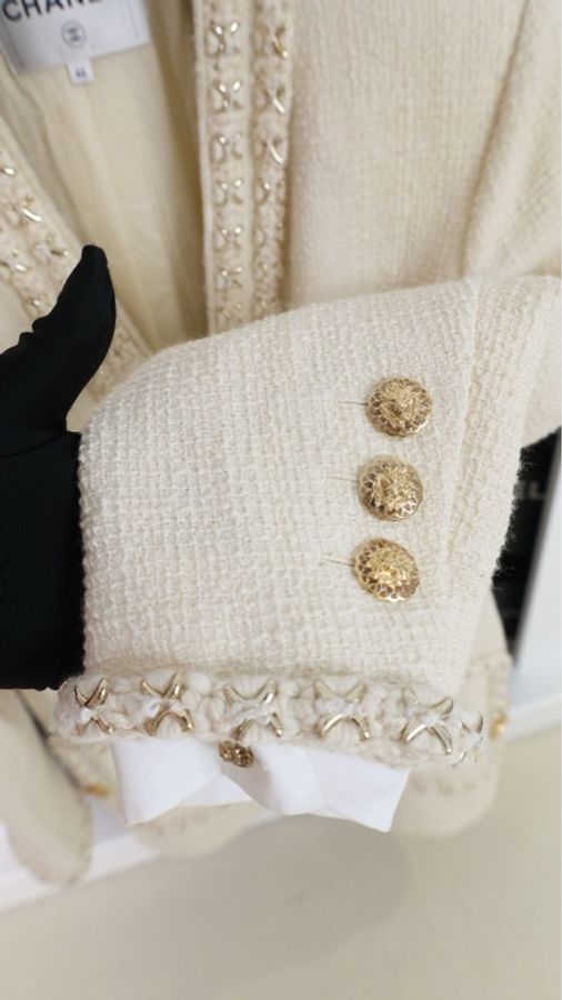 Chanel 17年大都会系列秀款Jennie同款白金滚边狮头扣两口袋外套-15