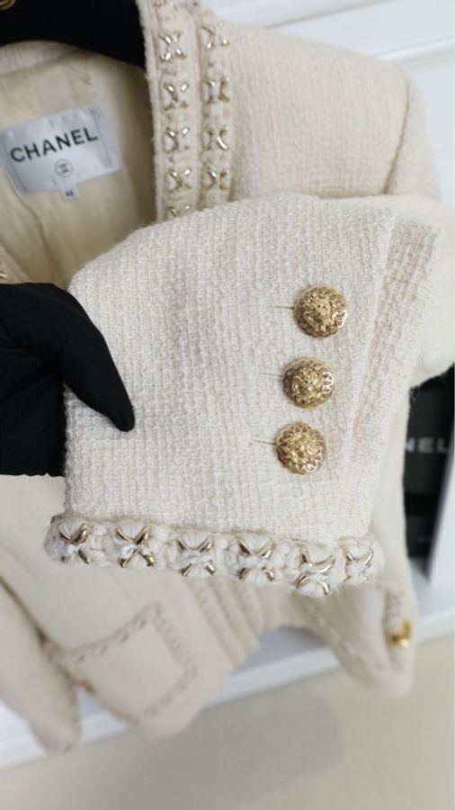 Chanel 17年大都会系列秀款Jennie同款白金滚边狮头扣两口袋外套-27