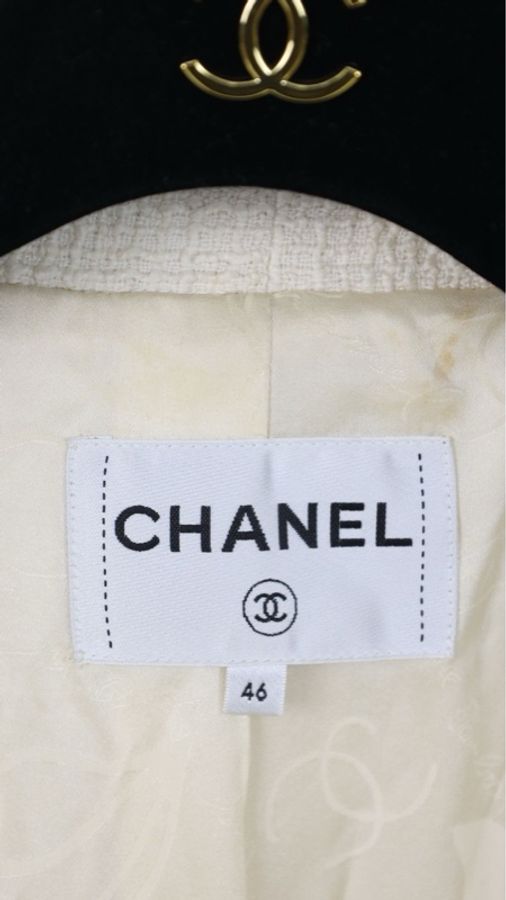 Chanel 17年大都会系列秀款Jennie同款白金滚边狮头扣两口袋外套-30
