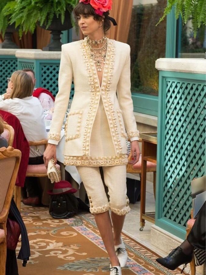 Chanel 17年大都会系列秀款Jennie同款白金滚边狮头扣两口袋外套-32