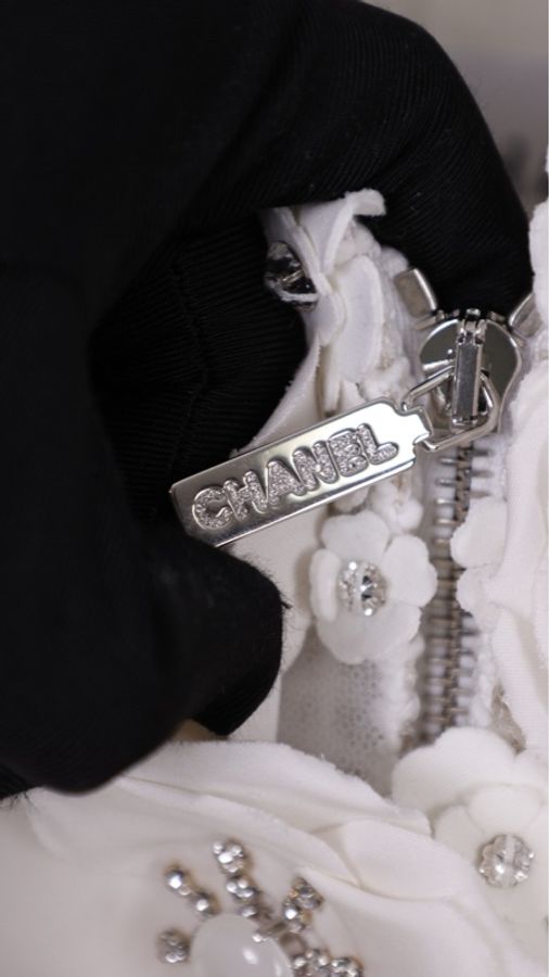 Chanel 25C海洋世界系列秀款重工白色立体山茶花莱茵石两口袋外套-10