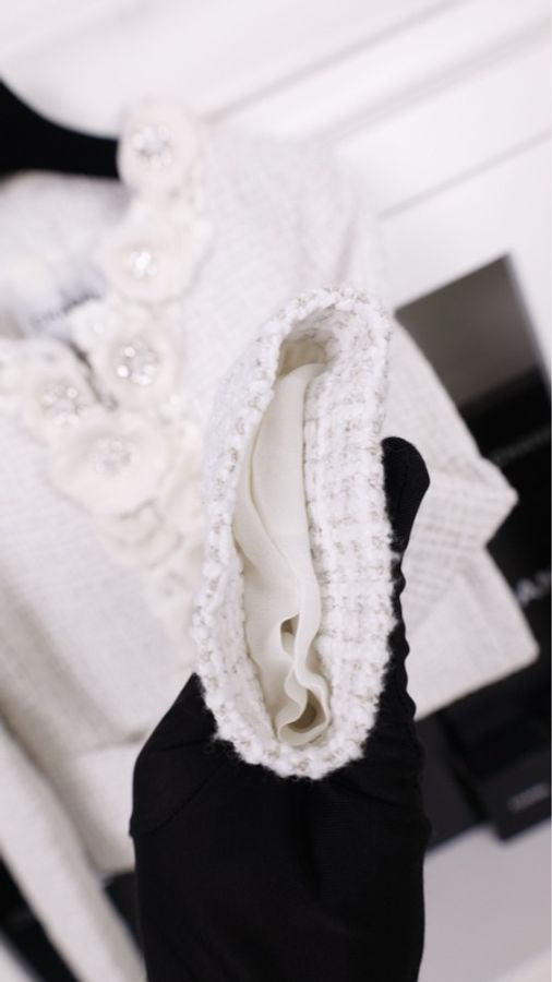 Chanel 25C海洋世界系列秀款重工白色立体山茶花莱茵石两口袋外套-13