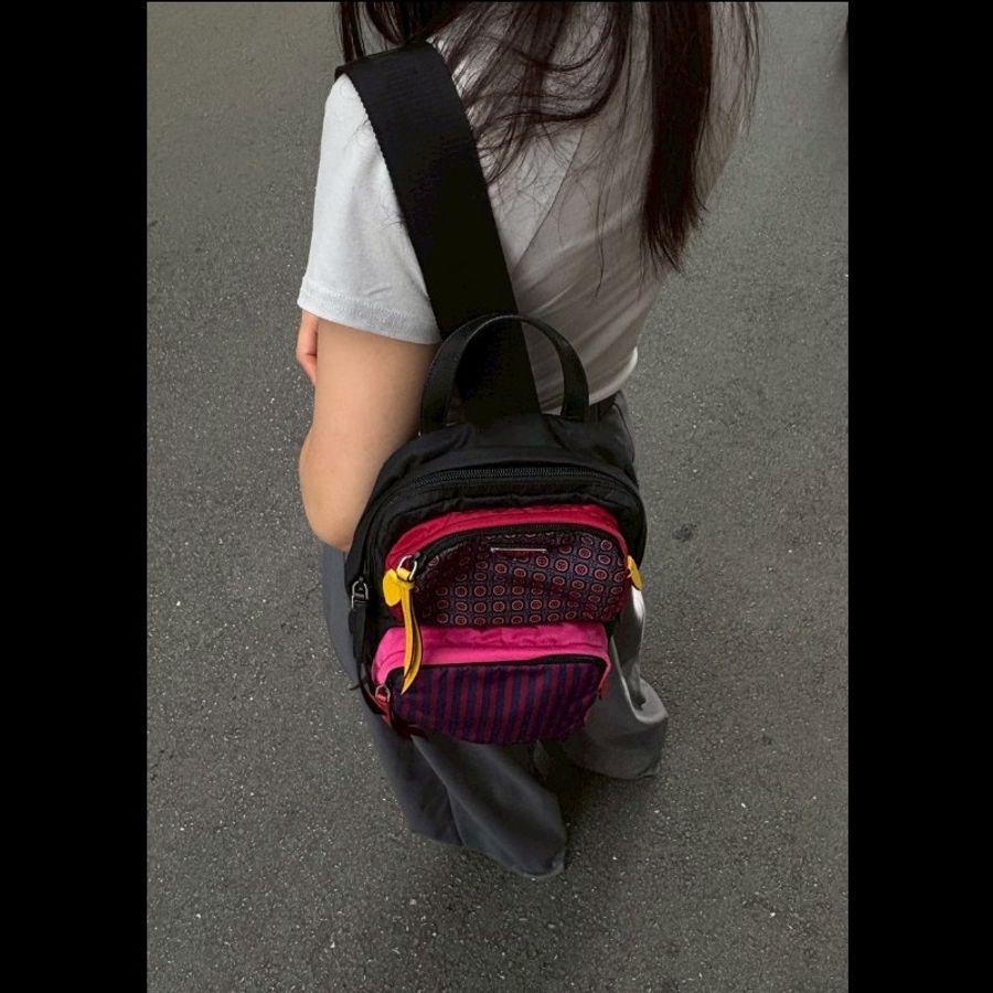 Prada 黑底紫紅藍圖口袋布單肩後背包-4
