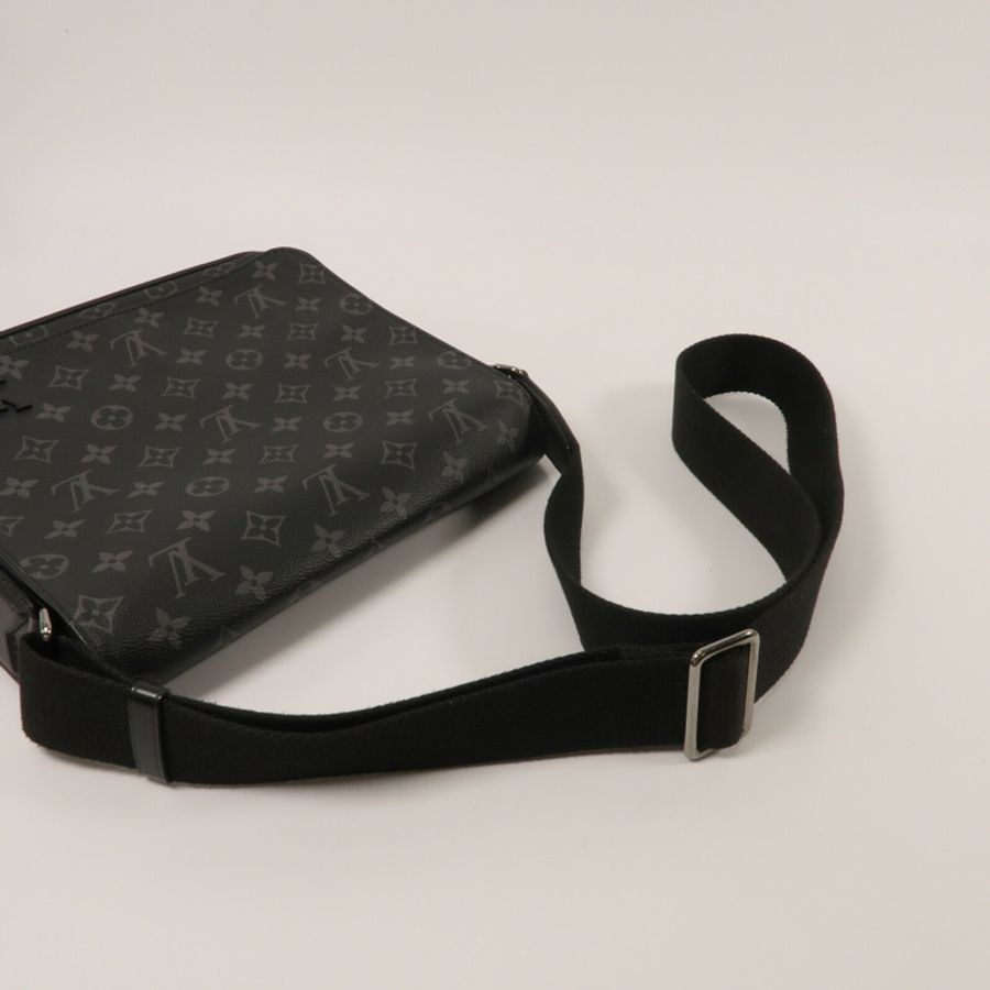 LOUIS VUITTON Monogram Eclipse District PM肩背袋-8