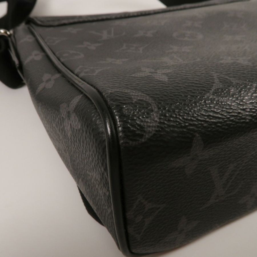 LOUIS VUITTON Monogram Eclipse District PM肩背袋-12