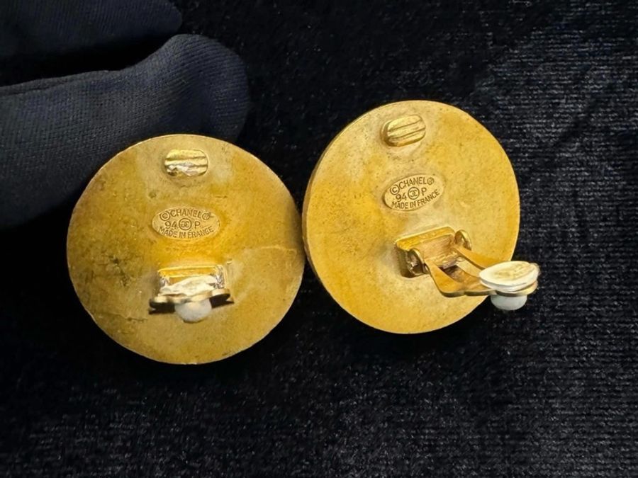 CHANEL Vintage 94P 胡桃木黑金大型圓形耳夾-2