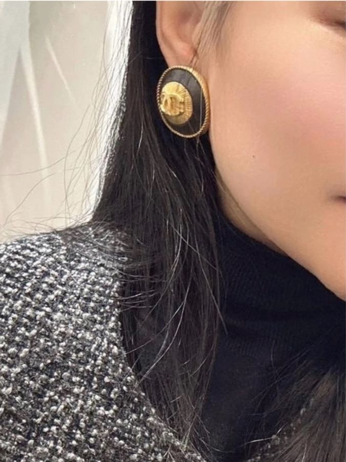 CHANEL Vintage 94P 胡桃木黑金大型圓形耳夾-3