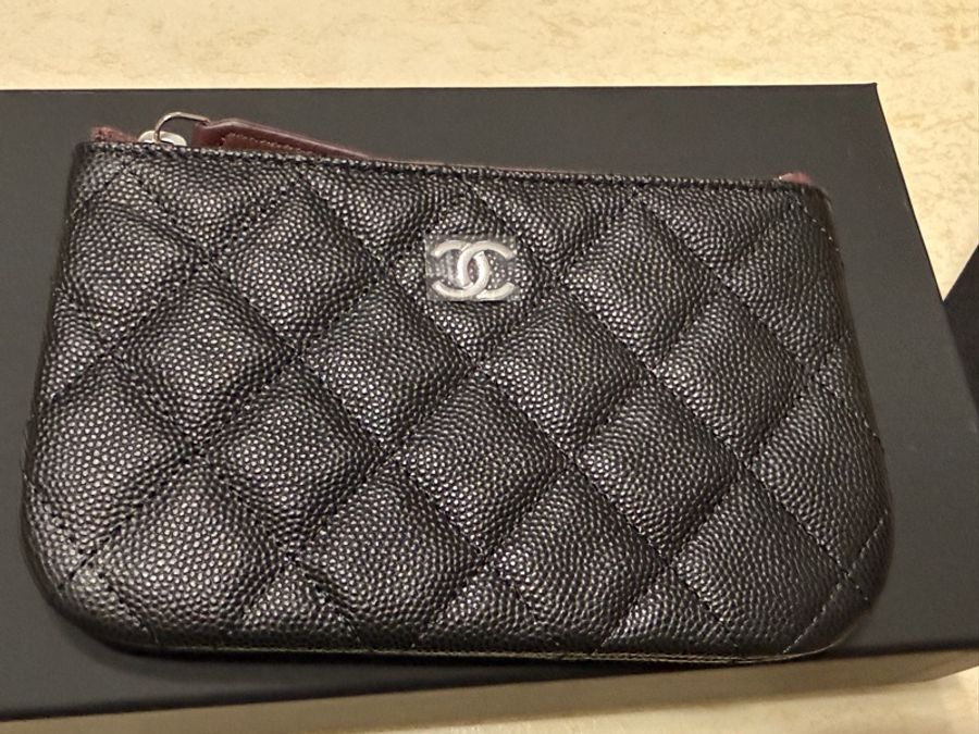 Chanel 黑色銀扣一字拉鏈包（荔枝牛皮）-0