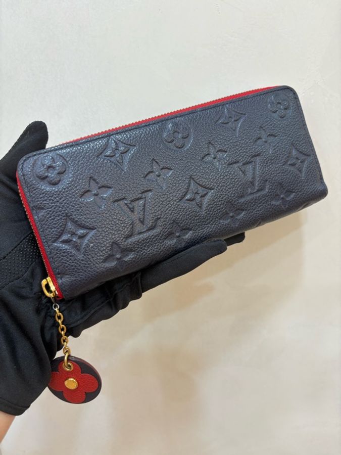 LV 海軍藍壓紋拉鏈花朵長夾-0