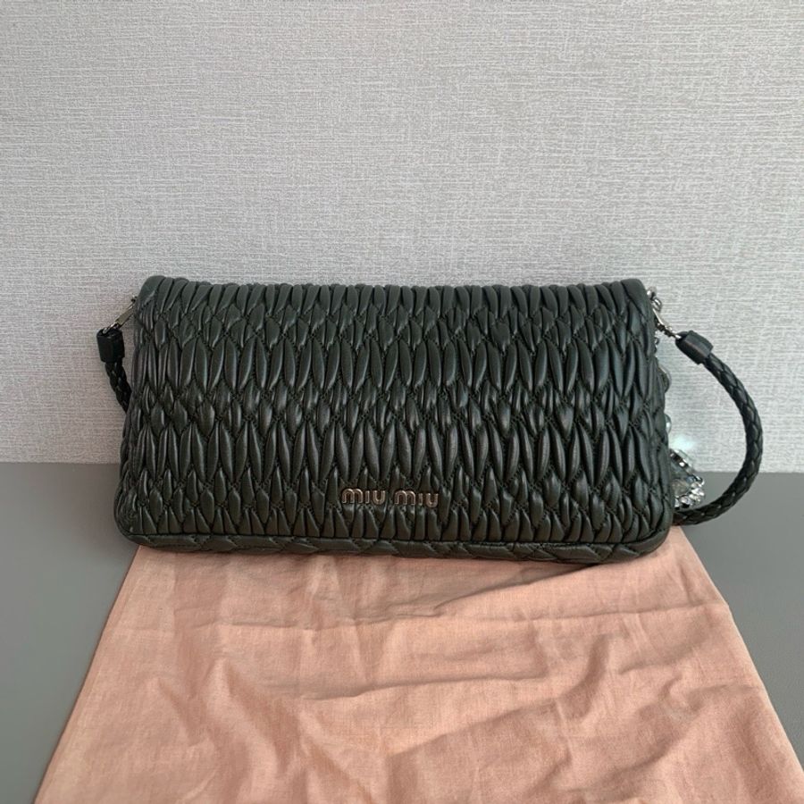 ✨Miumiu|軍綠色水鑽褶皺鏈條單肩包|98新-4