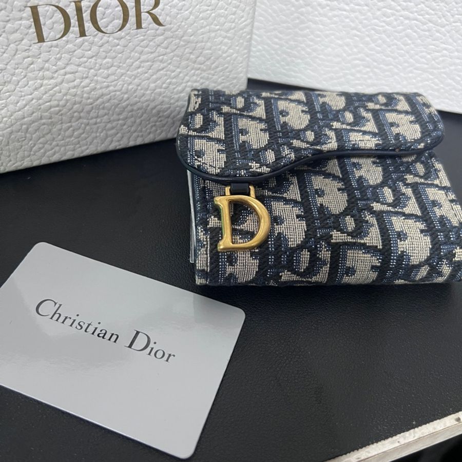 【台中大遠百購入!全新未使用!】Dior Saddle 馬鞍短夾 老花 Oblique|專櫃正品、完整保卡/防塵袋-0
