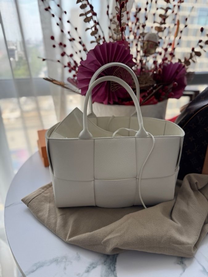 葆蝶家 Bottega Veneta 牛皮革 尺寸13*20*7-0